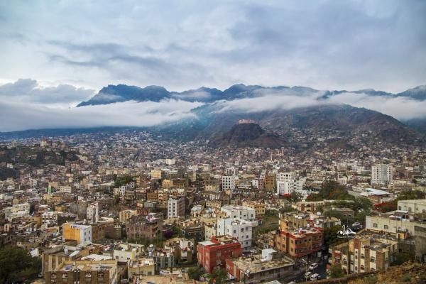 تعز تغرق في الأزمات والمحافظ يواصل توزيع مناصب "المستشارين" بالجملة