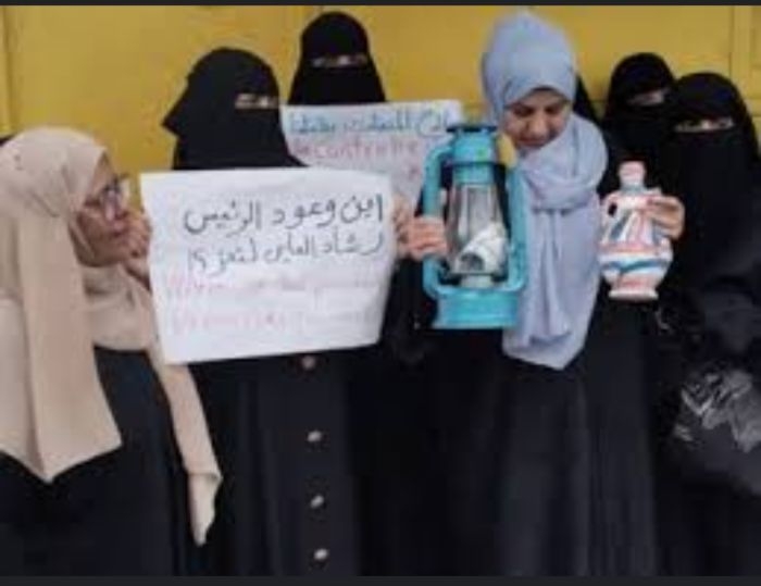 تلحق بعدن ولحج وأبين .. نساء تعز يتظاهرن ضد فساد السلطة المحلية وغياب الخدمات