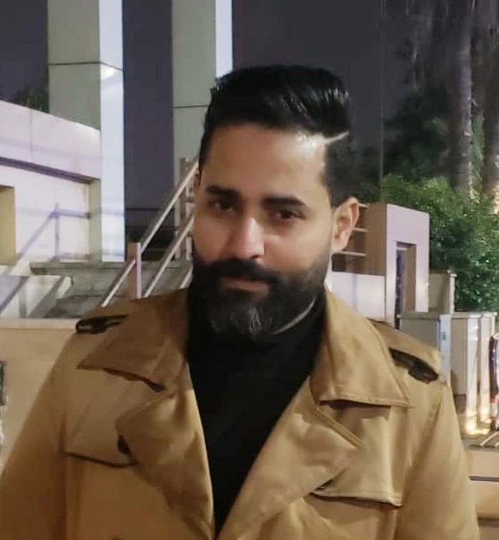 من صلى يومها بجانب الرئيس؟ وهو يُخفي فتيل الانفجار في قلبه؟