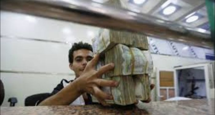 التحذير من "فوضى " في أسواق الصرف ومطالبات للمعبقي بسعر وهمي للدولار