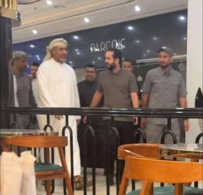 في ظل حالات الجوع المنتشرة.. سخرية واسعة من تنافس مسؤولي الشرعية على زيارة المولات