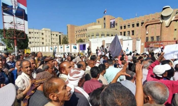 تظاهرة حاشدة في تعز للمطالبة بضبط الأسعار وتوفير الخدمات