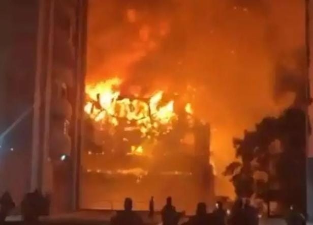 اندلاع حريق مروع في ملهى ليلي بمقدونيا الشمالية يودي بحياة حوالي 50 شخصاً