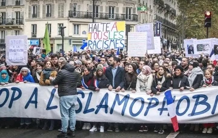 تظاهر آلاف الأشخاص في باريس ضد جريمة مقتل المالي سيسيه نتيه و منسوب الكراهية ضد المسلمين