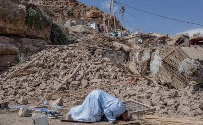 مراكش  : صرخة عائلة تفترش العراء بين ظلال زلزال الحوز وقسوة الإجراءات الإدارية