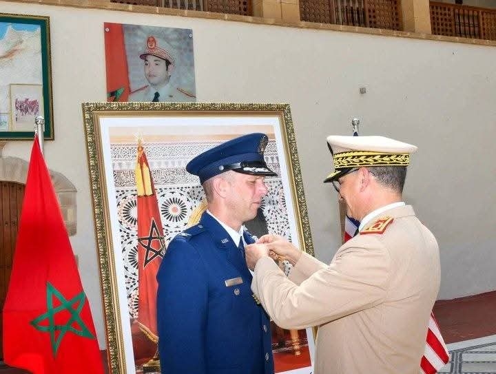 الملك محمد السادس يوشّح عقيدا أمريكيا بوسام علوي