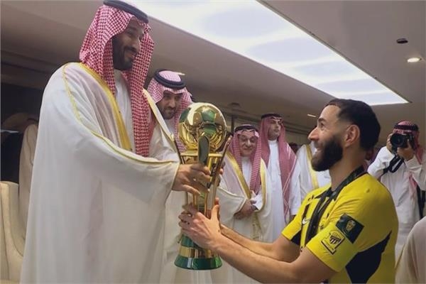 بنزيما يرفع الكأس الثانية في 3 أيام.. فيديو