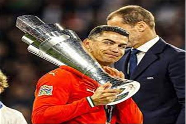 شاهد رونالدو يرفع كأس دوري الأمم الأوروبية الثانية للبرتغال.. فيديو