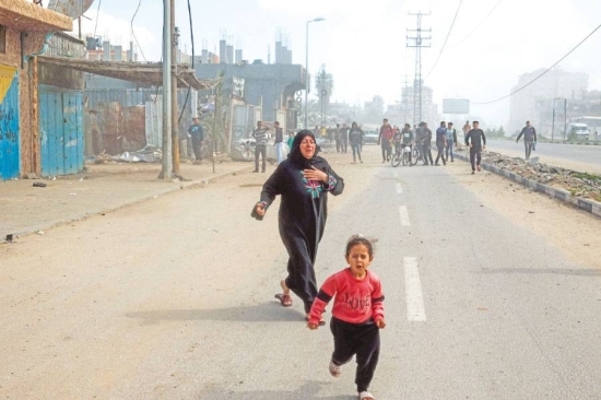 غارات عنيفة على غزة.. واستهداف لمخيم النازحين