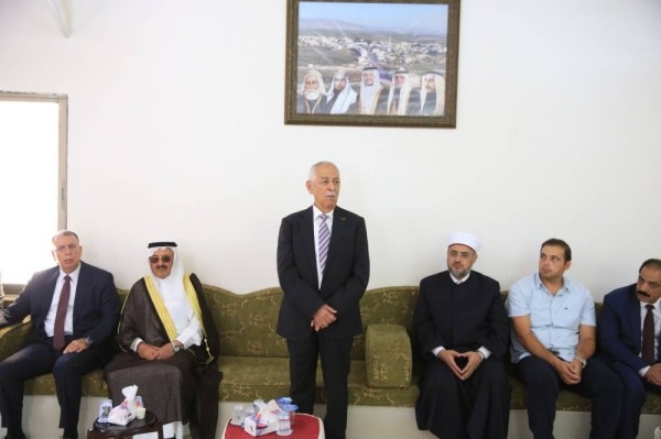 مندوبا عن الملك وولي العهد العيسوي يعزي عشيرتي البكار والحموري