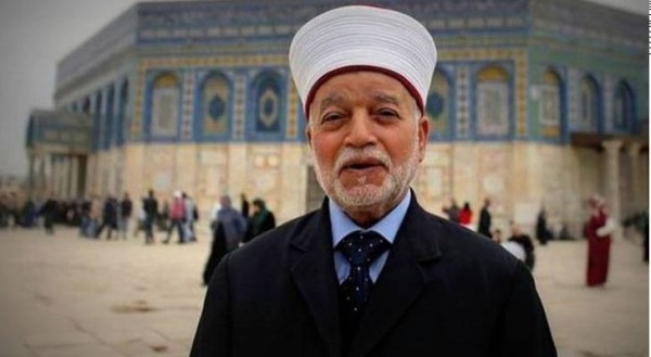 الاحتلال يُسلّم مفتي القدس قرارا بالإبعاد عن المسجد الأقصى