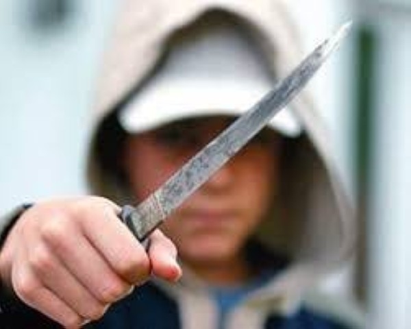 شاب يتعرض للسلب والسرقة الإيذاء في عمان