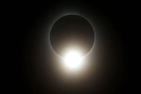 ما حقيقة غياب الشمس 6 دقائق اليوم؟