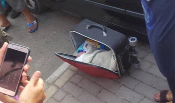 العثور على طفلة داخل حقيبة سفر