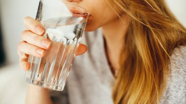 خلال موجات الحر.. ما كمية الماء التي يجب شربها؟