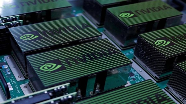 شركة إنفيديا ستدفع للحكومة الأميركية 15% من إيرادات مبيعاتها لشرائح الذكاء الاصطناعي إلى الصين