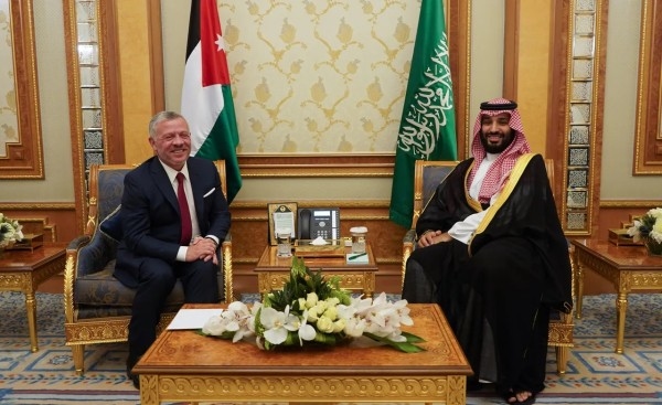 الملك يغادر إلى السعودية في زيارة يلتقي فيها الأمير محمد بن سلمان