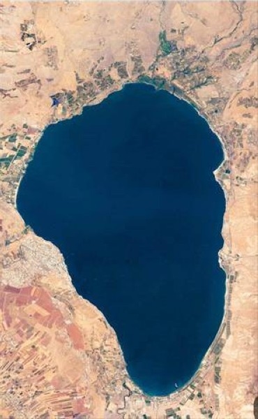 انخفاض قياسي في مستوى بحيرة طبريا وظهور بقع حمراء على سطحها