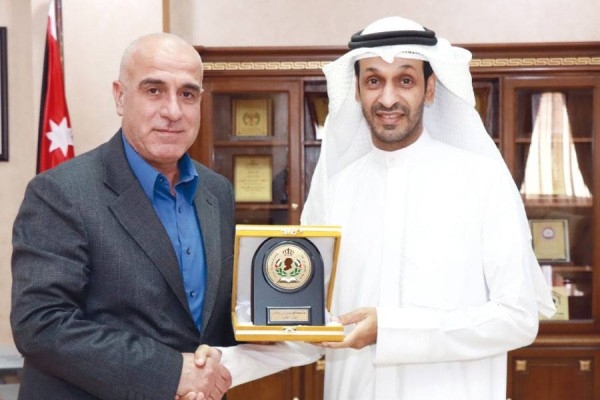 بحث التعاون بين جامعة الحسين والجمعية الكويتية