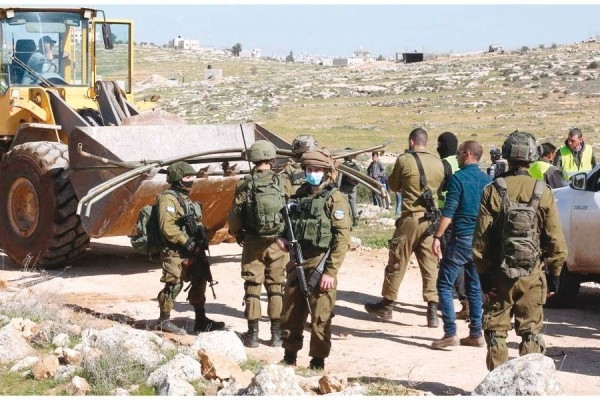 مستوطنون يعتدون على مزارعين فلسطينيين في الضفة الغربية