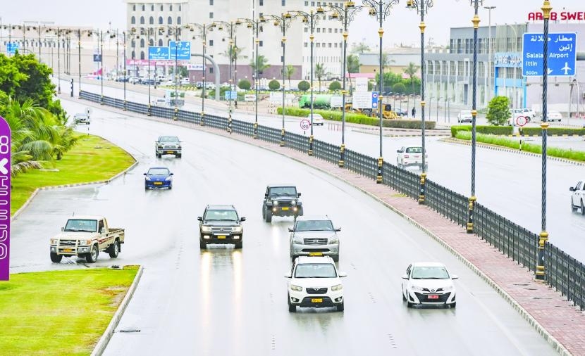 بالفيديو.. هطول أمطار على محافظات البريمي والظاهرة وجنوب الباطنة
