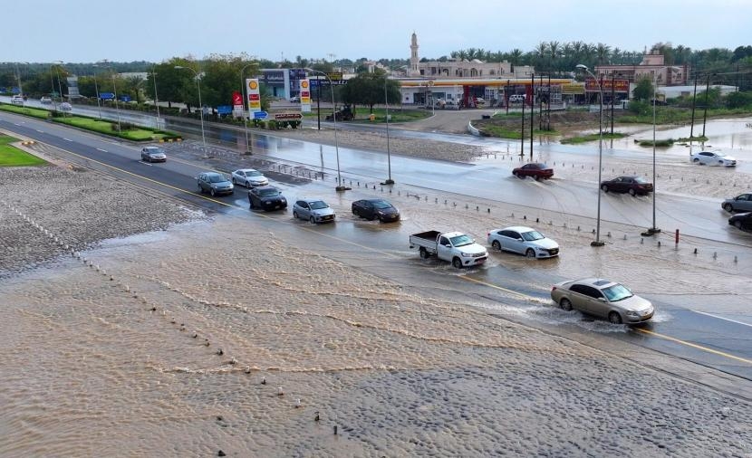 بالفيديو: عودة الغيث بعد انقطاع.. أمطار الخير تروي مناطق متفرقة من السلطنة