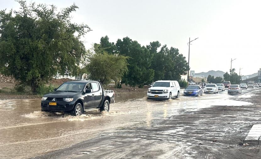 بالفيديو.. أمطار رعدية على جبال الحجر.. وتوقعات بتشكل الضباب والسحب المنخفضة فجر الأربعاء