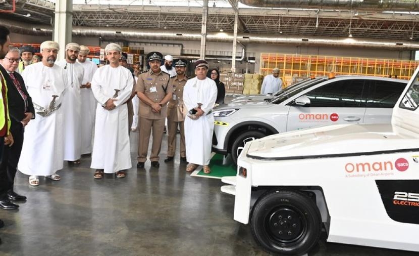 تدشين مركبات ومحطات الشحن الكهربائية في مطار مسقط  الدولي