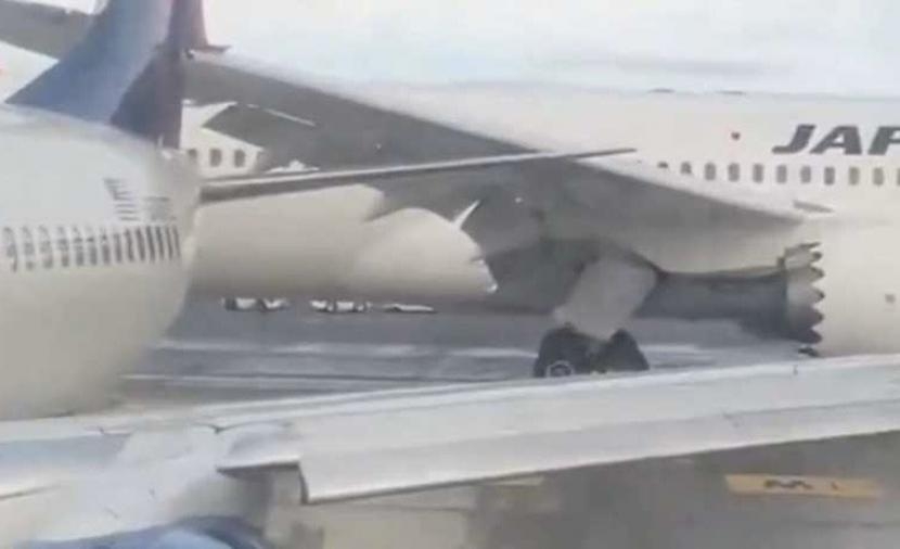 اصطدام طائرتين على مدرج مطار أمريكي.. (فيديو)