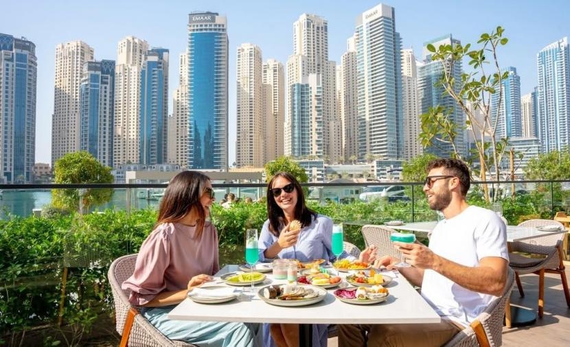 وجبة برنش فاخرة في "فيدا تلال الإمارات"