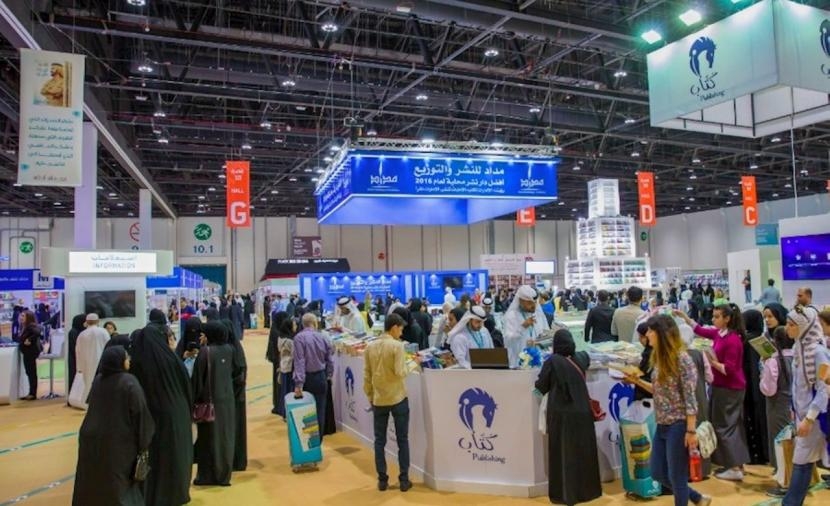 الإصدارات الرياضية تجذب اهتمام زوار معرض أبوظبي الدولي للكتاب 2025