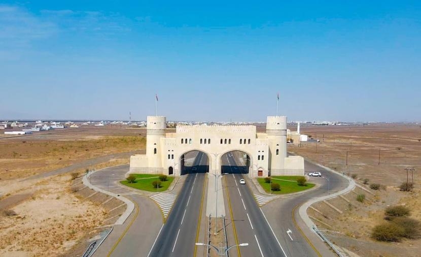 محافظ البريمي يتابع تنفيذ مشروع مركز المعلومات السياحية.. ونسبة الإنجاز 60%