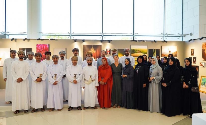 رئيس "جامعة التقنية" يقص شريط افتتاح معرض "ألف كلمة" للتصوير الضوئي