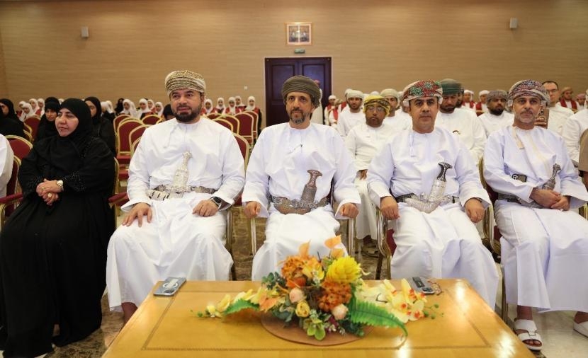محافظ مسندم يكرم الطلبة المجيدين في بخاء