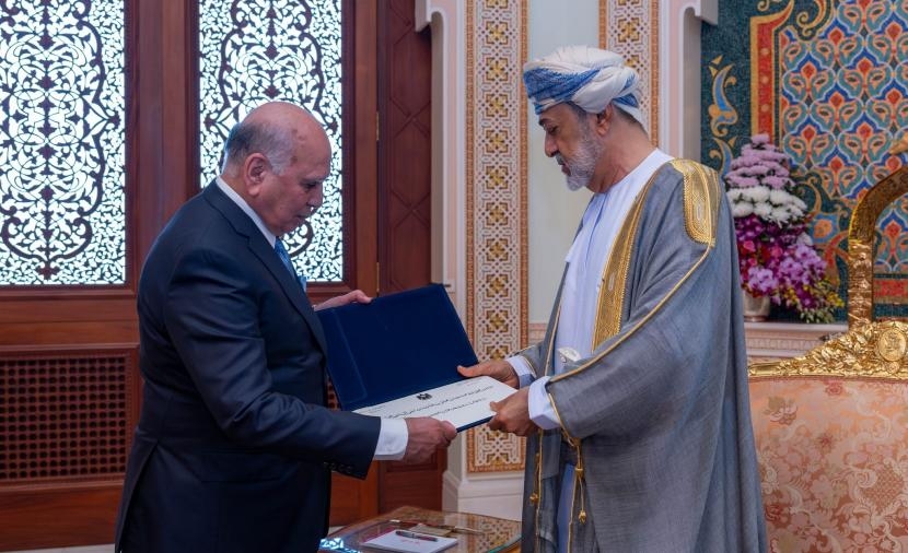 بالصور.. جلالة السلطان يتسلم دعوة حضور "القمة العربية" بالعراق