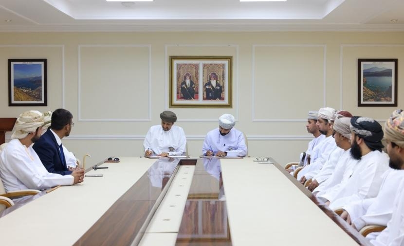محافظ مسندم يوقّع اتفاقيات لتطوير القرى البحرية بالمحافظة