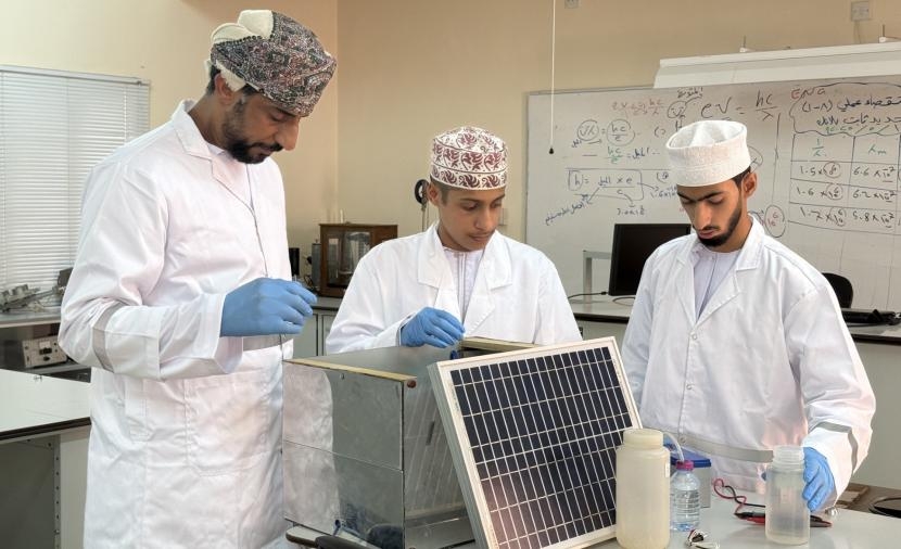 طالب عُماني يبتكر جهازًا لتحويل المياه المهدرة إلى طاقة متجددة