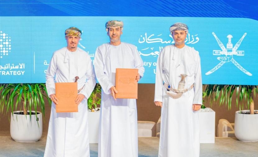 "الإسكان" توقع 46 عقد انتفاع بـ9 ملايين ريال عُماني