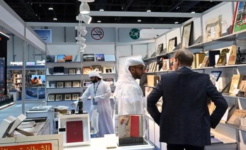 زوار معرض أبوظبي الدولي للكتاب يقبلون على الكتب القديمة والمخطوطات النادرة