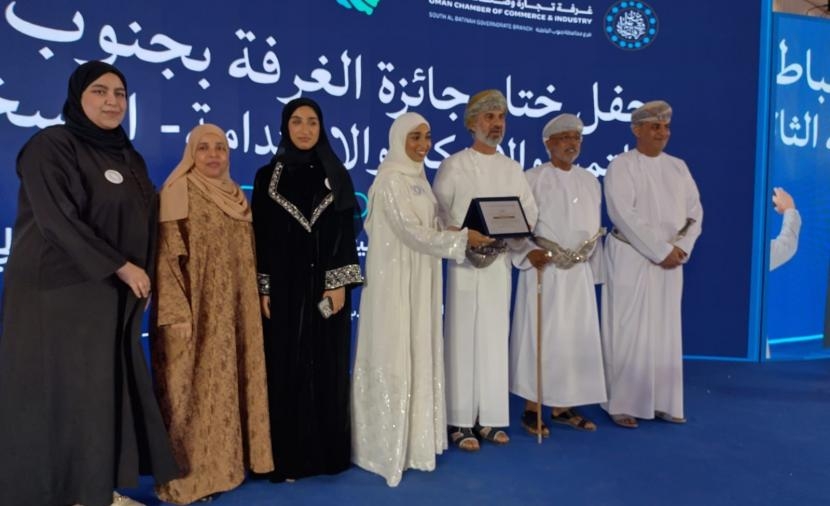 فوز شركة طلابية بكلية عمان للإدارة والتكنولوجيا بجائزة في التميز والابتكار