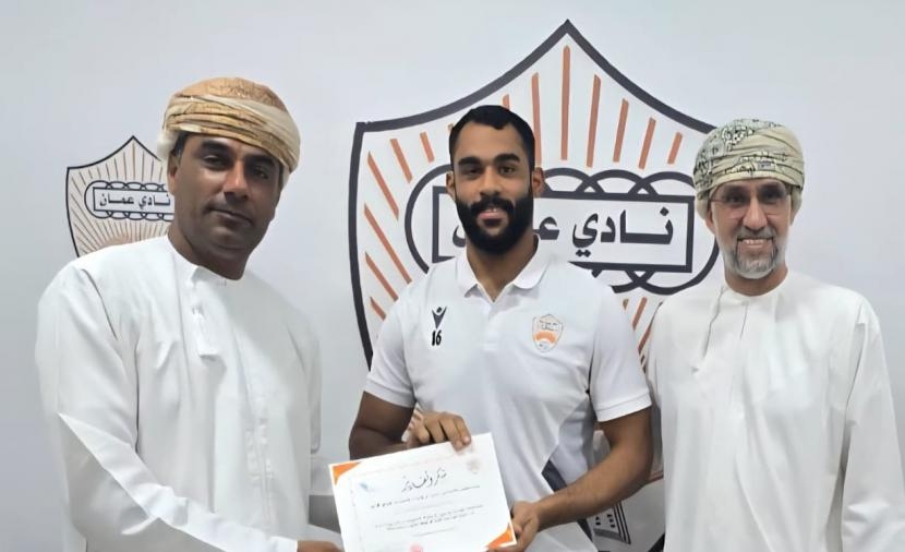 نادي عمان يكرم لاعبيه بالمنتخب الوطني لكرة اليد الشاطئية