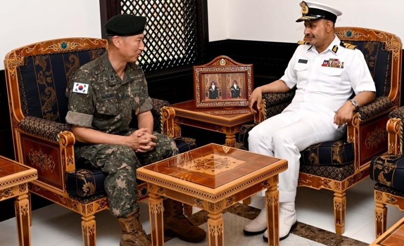 قائد البحرية السُّلطانية يتبادل وجهات النظر مع مدير هيئة الأركان الكوري