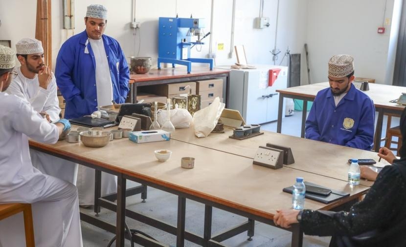 فريق طلابي بجامعة السلطان يُطوّر طوبًا بيئيًّا يدعم البناء المستدام