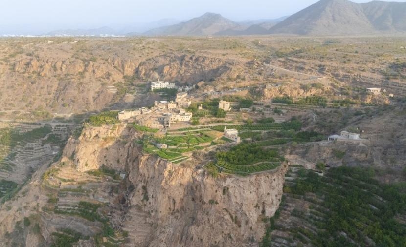 قرية العين بالجبل الأخضر تجذب الزوار لتنوع التضاريس والمناظر الطبيعية