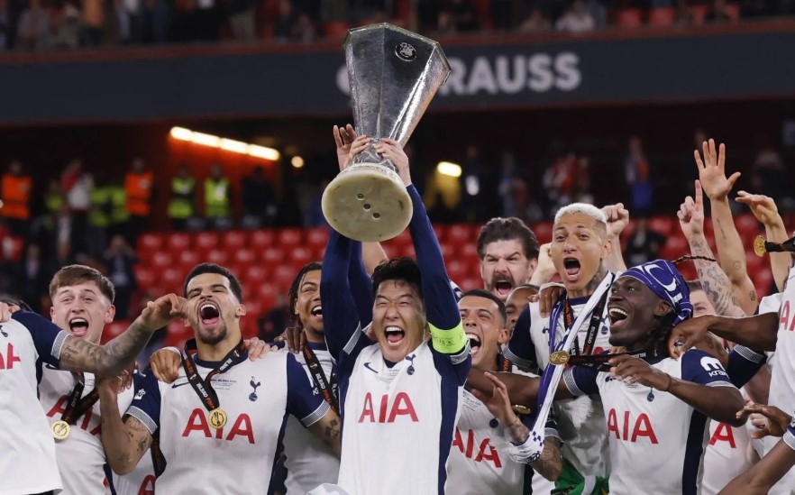 توتنهام يقضي على (حلم الشياطين) ويتوج بلقب الدوري الأوربي