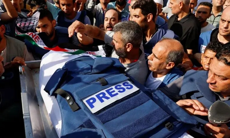 مقتل مراسلي الجزيرة في قصف إسرائيلي استهدف صحافيين بغزة