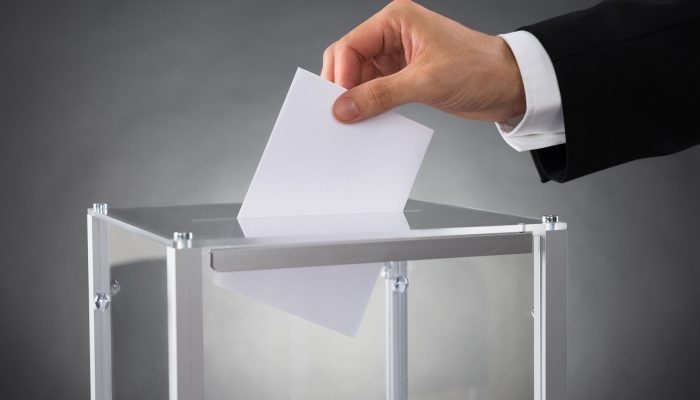 حرب أموال تستعر وسط الأحزاب