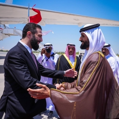 ناصر بن حمد في مقدمة مستقبلي الرئيس السوري لدى وصوله إلى البلاد
