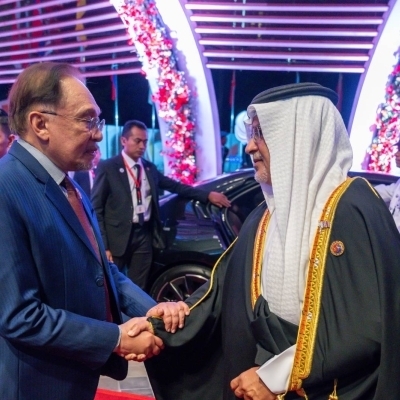 ولي العهد رئيس الوزراء يؤكد الحرص على مواصلة تعزيز العلاقات الثنائية الوثيقة التي تجمع البحرين وماليزيا