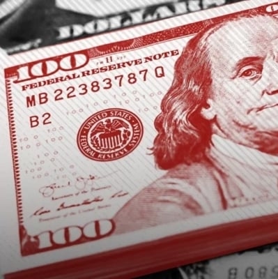 الدولار يتراجع إلى أدنى مستوى له أمام اليورو منذ أربع سنوات